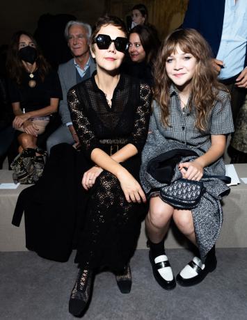 PÁRIZS, FRANCIAORSZÁG – SZEPTEMBER 27: (CSAK SZERKESZTÉSI FELHASZNÁLÁS – Nem szerkesztői használatra kérje a Fashion House jóváhagyását) Maggie Gyllenhaal és Ramona Sarsgaard részt vesz a Christian Dior Womenswear SpringSummer 2023 show-n a Paris Fashion Week részeként 2022. szeptember 27-én Párizsban, Franciaország. (Fotó: Victor BoykoGetty Images)