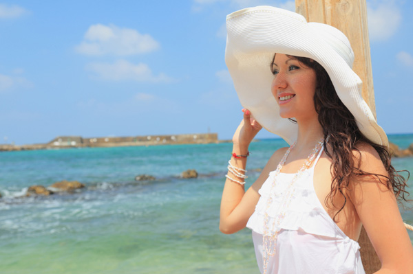 Poletna ženska s klobukom
