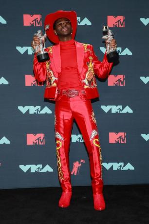 Lil Nas X 2019. gada MTV Video Music Awards preses telpā — Preses telpa, Prudential Center, Ņūarka, Ņūdžersija 2019. gada 26. augustā. Fotoattēlu autors: Jason MendezEverett kolekcija