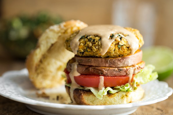 Hamburguesas vegetarianas tailandesas de camote con salsa de maní picante