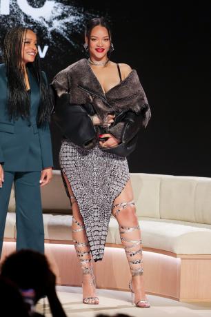 Nadeska Alexis e Rihanna na conferência de imprensa do Super Bowl LVII Halftime Show realizada no Phoenix Convention Center em 9 de fevereiro de 2023 em Phoenix, Arizona.