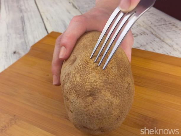 Löcher stechen, um eine Hasselback-Kartoffel weich zu machen