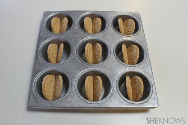 Lijn de gesneden wafels uit in een mini-cupcakevorm