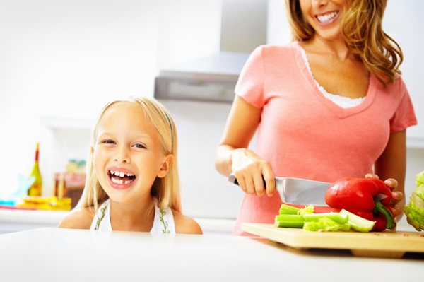 Mama bereitet Mittagessen für die Schule vor