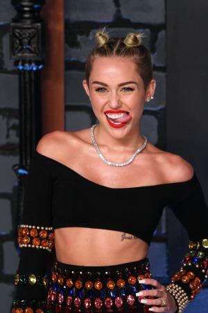 Miley Cyrus ยอมรับว่าเธอมี " ปัญหา" หลายประการ