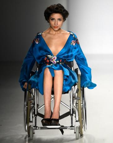 Inspiráló, fogyatékkal élő modell a divathéten