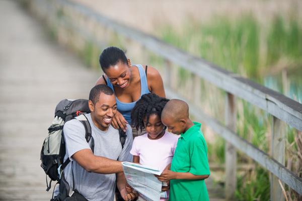 Família fazendo caminhada