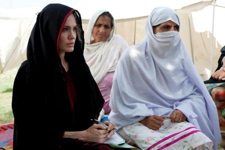 Angelina Jolie aplanko Pakistano potvynių aukas