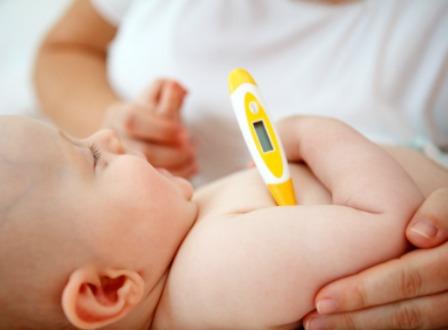 Mengukur suhu bayi dengan termometer