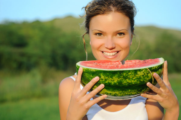 Vrouw met watermeloen