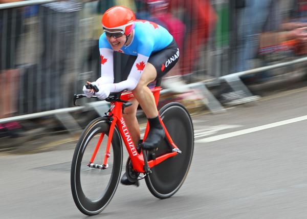 Клара Хьюз на велосипеде на Олимпийских играх 2012 года в Лондоне