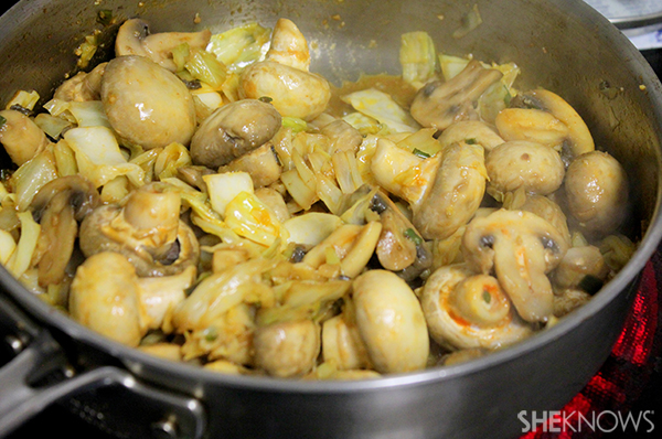 Жаркое из острой капусты и грибов | Sheknows.com - овощи приготовленные