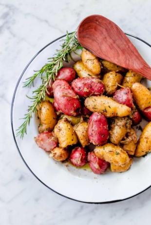 Gestoofde fingerling aardappelen met bottenbouillon