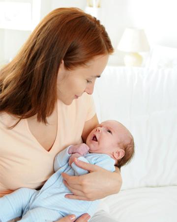 Frau mit Neugeborenen