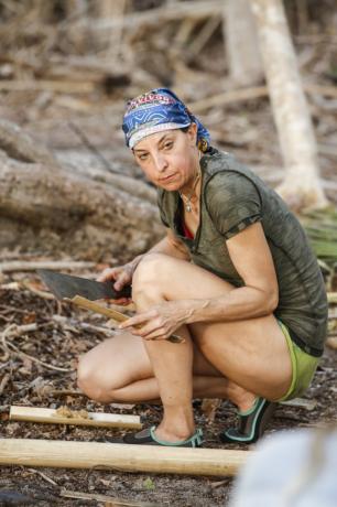 Деби Уанър работи в лагера Nuku на Survivor: Game Changers
