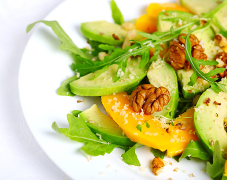 Gezonde salade met avocado en walnoten