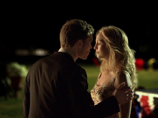 ในที่สุด Klaus และ Caroline ก็อาจตกลงกันได้เมื่อ The Vampire Diaries กลับมา