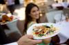 4 Geheimnisse, um in Restaurants Geld zu sparen – SheKnows
