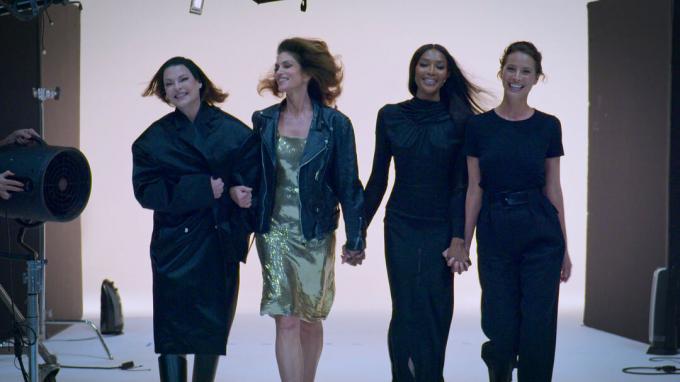 Linda Evangelista, Sindija Kroforda, Naomi Kempbela un Kristija Tērlingtone filmā “Supermodeļi” kanālā AppleTV+
