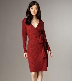 Zde je vidět: Diane von Furstenberg červené šaty z mozaiky (345 dolarů, Neiman Marcus)