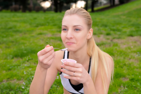 Nő joghurtot eszik