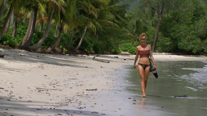Abi-Maria Gomes sétál a tengerparton a Survivor: Second Chance című filmben