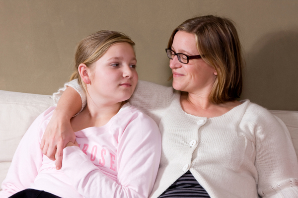 Mutter spricht mit Tochter im Teenageralter