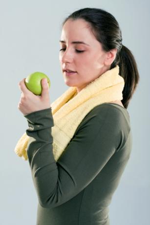 Žena se zeleným jablkem