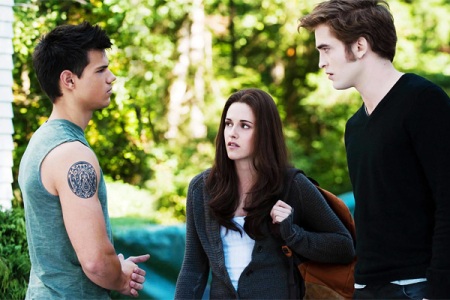 MTV filmu balvu kategorijā Best Kiss Kiss bedres Team Edward vs Team Jacob. 