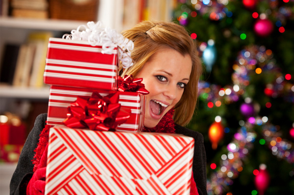Жінка з купою різдвяних подарунків