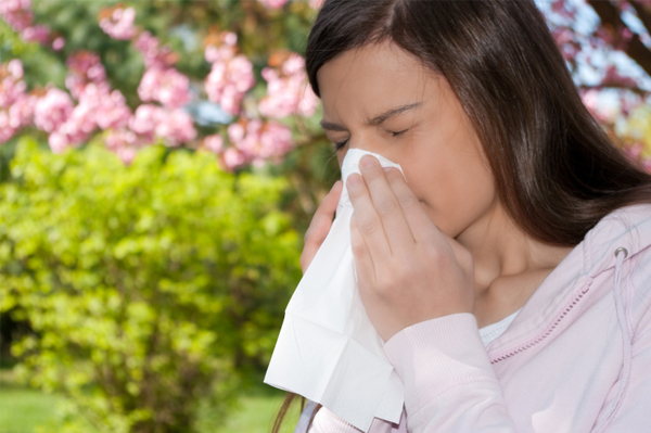 Kobieta z wiosenną alergią lub przeziębieniami