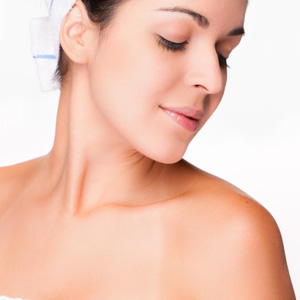 Жінка розміщення сонцезахисний крем на грудях ізольовані