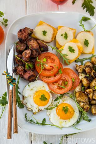 Еда в одной кастрюле: сырная полента, колбаса, грибы и яйца.