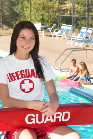 Teenager, der als Rettungsschwimmer arbeitet