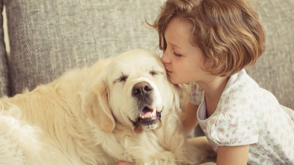 Fille embrassant un chien de compagnie | Sheknows.ca