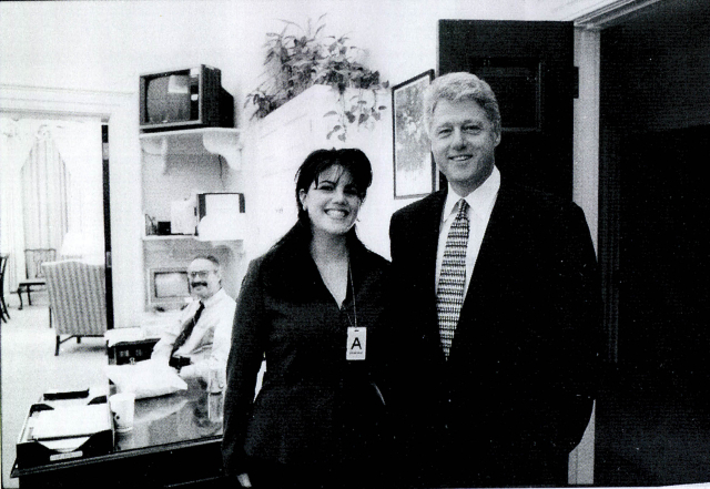 Monica Lewinsky volt Fehér Ház gyakornok találkozott Bill Clinton elnökkel a Fehér Házban.