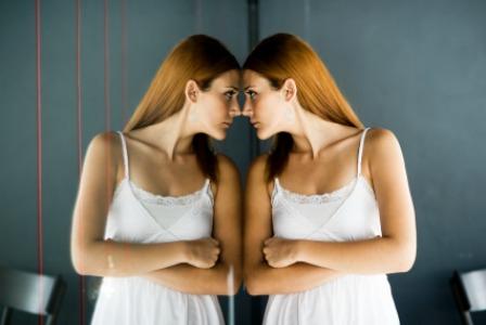 Teismeline vaatab peeglisse