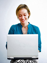 Kobieta blogująca przy komputerze