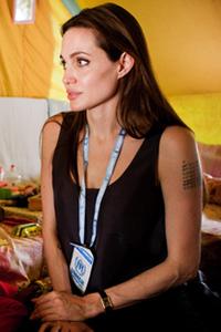 Татуировка на ръката на Анджелина Джоли