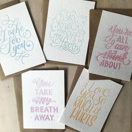 Öt kártya metaforikus " szerelem" üzenetekkel, amelyek sok nő számára veszélyes valóságot tükröznek.