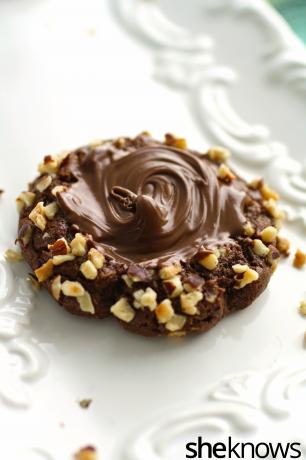 Holen Sie sich diese Schokoladen-Nutella-gefüllten Daumenabdruckkekse!