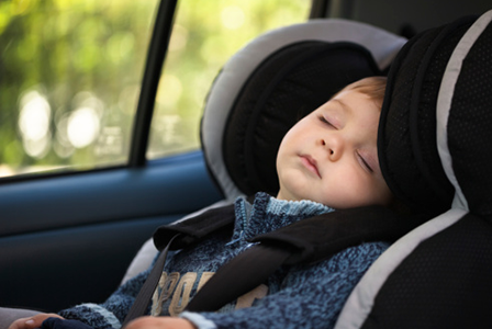 Дете спава у ауто седишту | Схекновс.цом