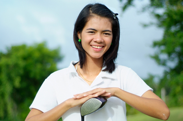 Pusaudžu meitene ar golfa klubu