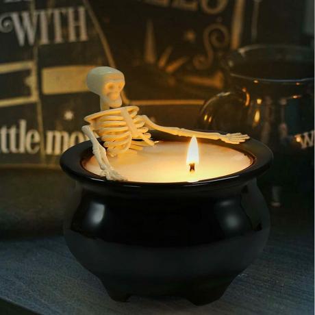 Skeleton kylpee tässä aavemaisessa Halloween-kynttilässä Amazonissa. 