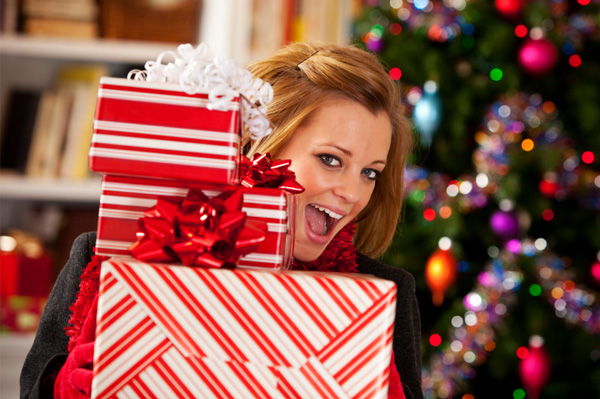 Mulher com presentes de natal