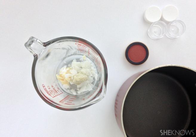Tache à lèvres DIY Étape 1. Placez les ingrédients à l'intérieur de votre récipient en verre