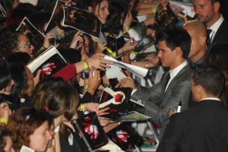 Taylor Lautner begrüßt Fans bei der Londoner Premiere von The Twilight Saga: New Moon