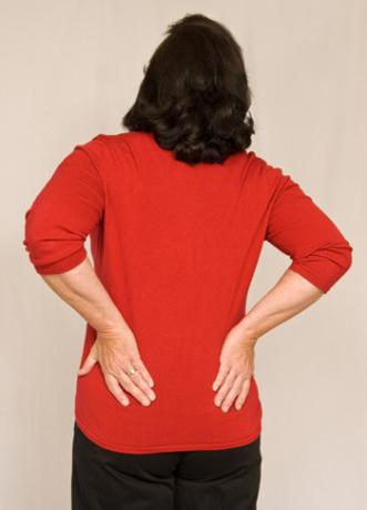 Sieviete ar muguras sāpēm