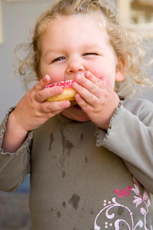 Kleines Mädchen mit Donut