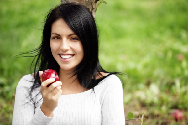 Femeie care mănâncă măr